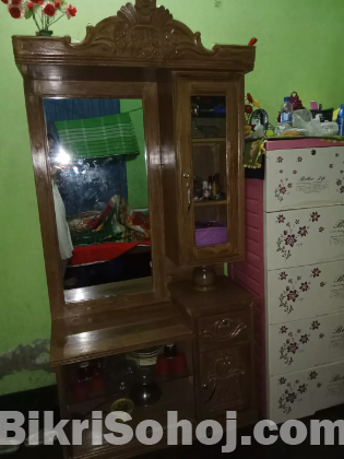 ড্রেসিং টেবিল